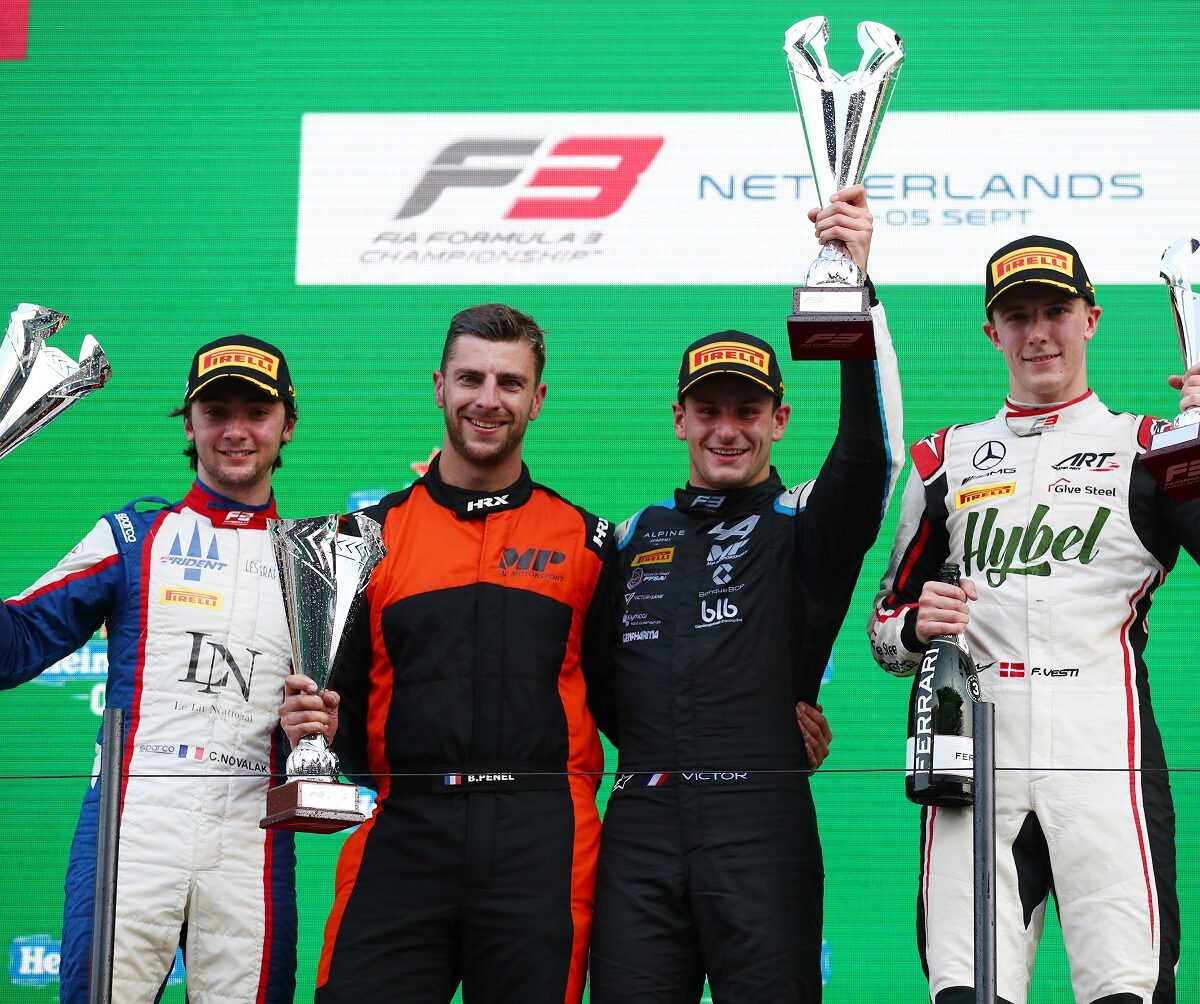 Victor Martins sikrede sig sin første Formel 3-sejr, foran Clemen Novalak og Frederik Vesti. Foto: Joe Portlock - Formula 1/Formula Motorsport Limited via Getty Images