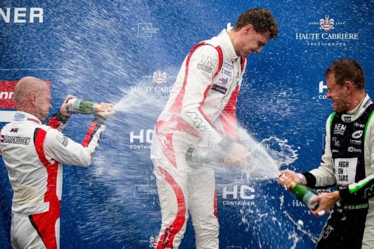 Nicolai-Sylvest-blev-overdaenget-af-champagne-efter-sejren.jpg