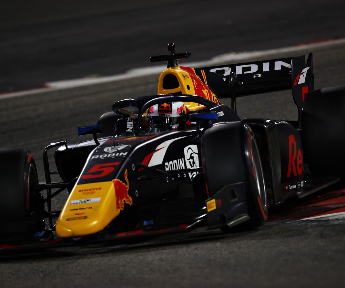 Carlins newzealandske kører, Liam Lawson, fanget I mørket I Bahrain under testene forud for sæsonen. Foto: Joe Portlock - Formula 1/Formula Motorsport Limited via Getty Images)