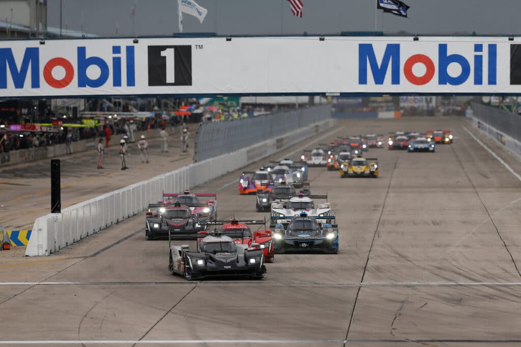 #01: Cadillac Racing, Cadillac DPi, DPi: Renger van der Zande, Sebastien Bourdais, Ryan Hunter-Reay  #10: Konica Minolta Acura ARX-05, Acura DPi, DPi: Ricky Taylor, Filipe Albuquerque, Will Stevens  #01: Cadillac Racing, Cadillac DPi, DPi: Renger van der Zande, Sebastien Bourdais, Ryan Hunter-Reay  Start of the race