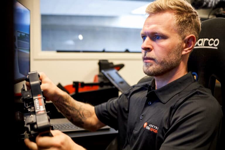 2022_05_kevin_magnussen_pm_asetek_simsports_4
