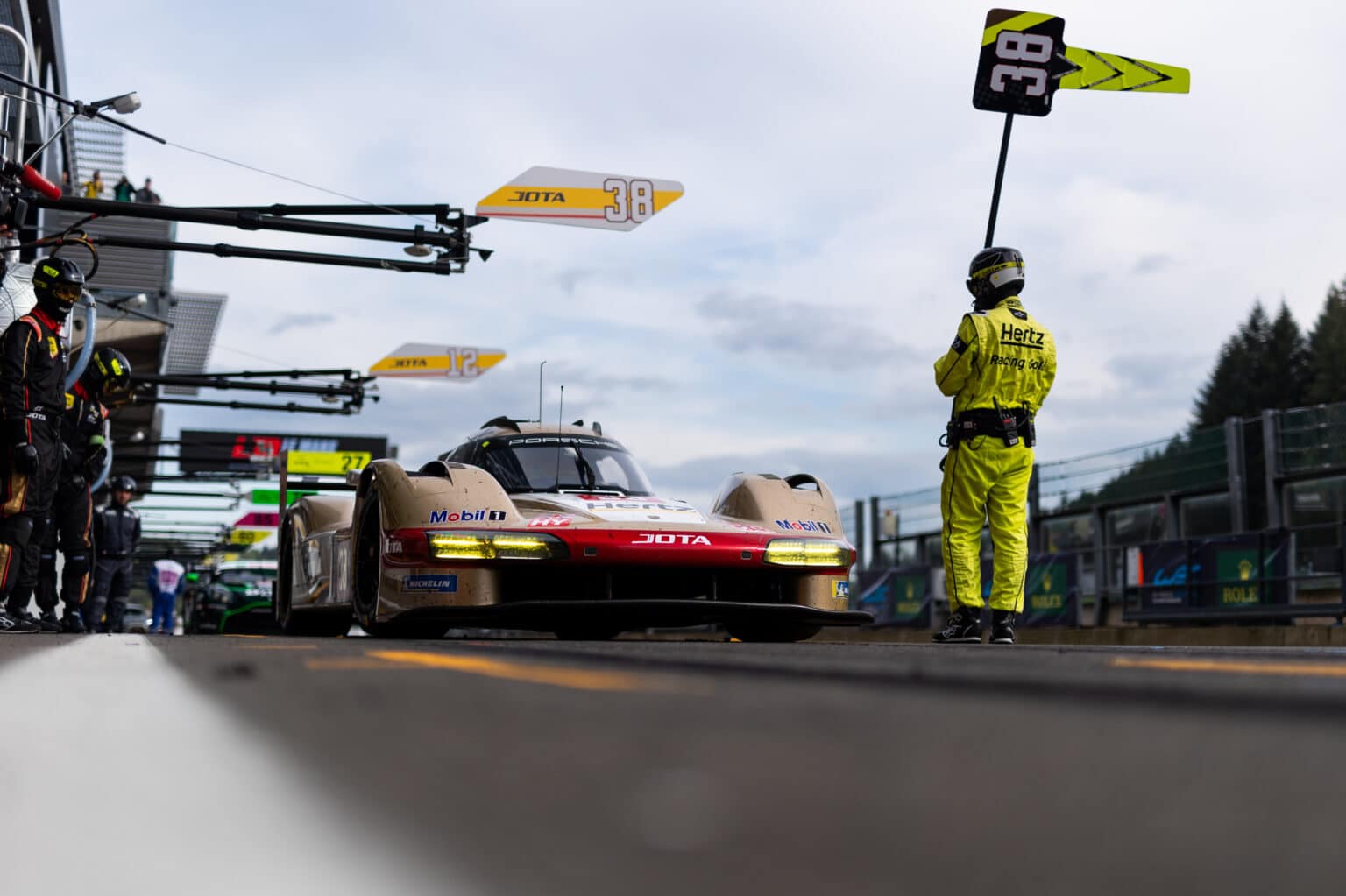 38 RASMUSSEN Oliver (dnk), HANSON Philip (gbr), BUTTON Jenson (gbr), Hertz Team Jota, Porsche 963 #38, Hypercar, pitlane, during the 2024 TotalEnergies 6 Hours of Spa-Francorchamps, 3rd round of the 2024 FIA World Endurance Championship, from May 8 to 11, 2024 on the Circuit de Spa-Francorchamps in Stavelot, Belgium - Photo Joao Filipe / DPPI