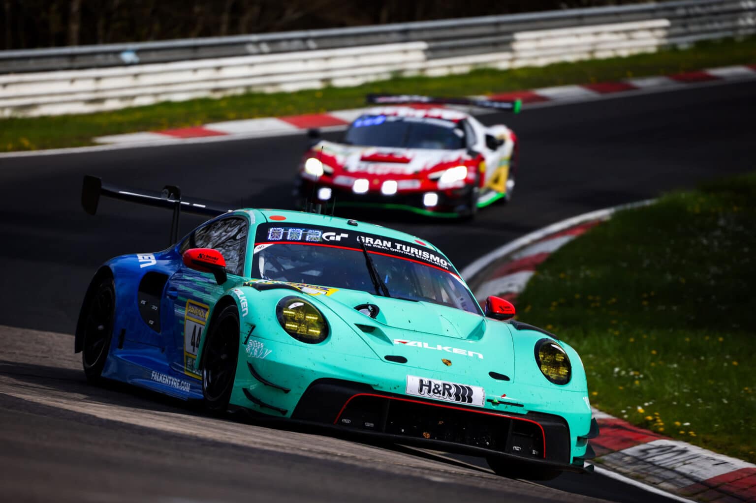 Q24h-2024-Falken-Porsche-vor-Titelverteidiger-Frkiadelli-Ferrari-Foto-ADAC-GruppeC