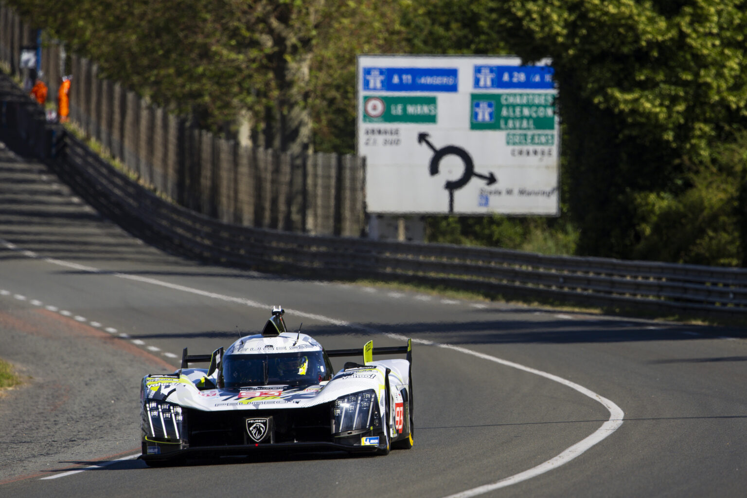 93 VERGNE Jean-Eric (fra), JENSEN Mikkel (dnk), MULLER Nico (swi), Peugeot TotalEnergies, Peugeot 9x8 #93, Hypercar, FIA WEC, action during the Free Practice 1 - Test Day of the 2024 24 Hours of Le Mans, 4th round of the 2024 FIA World Endurance Championship, on the Circuit des 24 Heures du Mans, on June 9, 2024 in Le Mans, France - Photo Julien Delfosse / DPPI