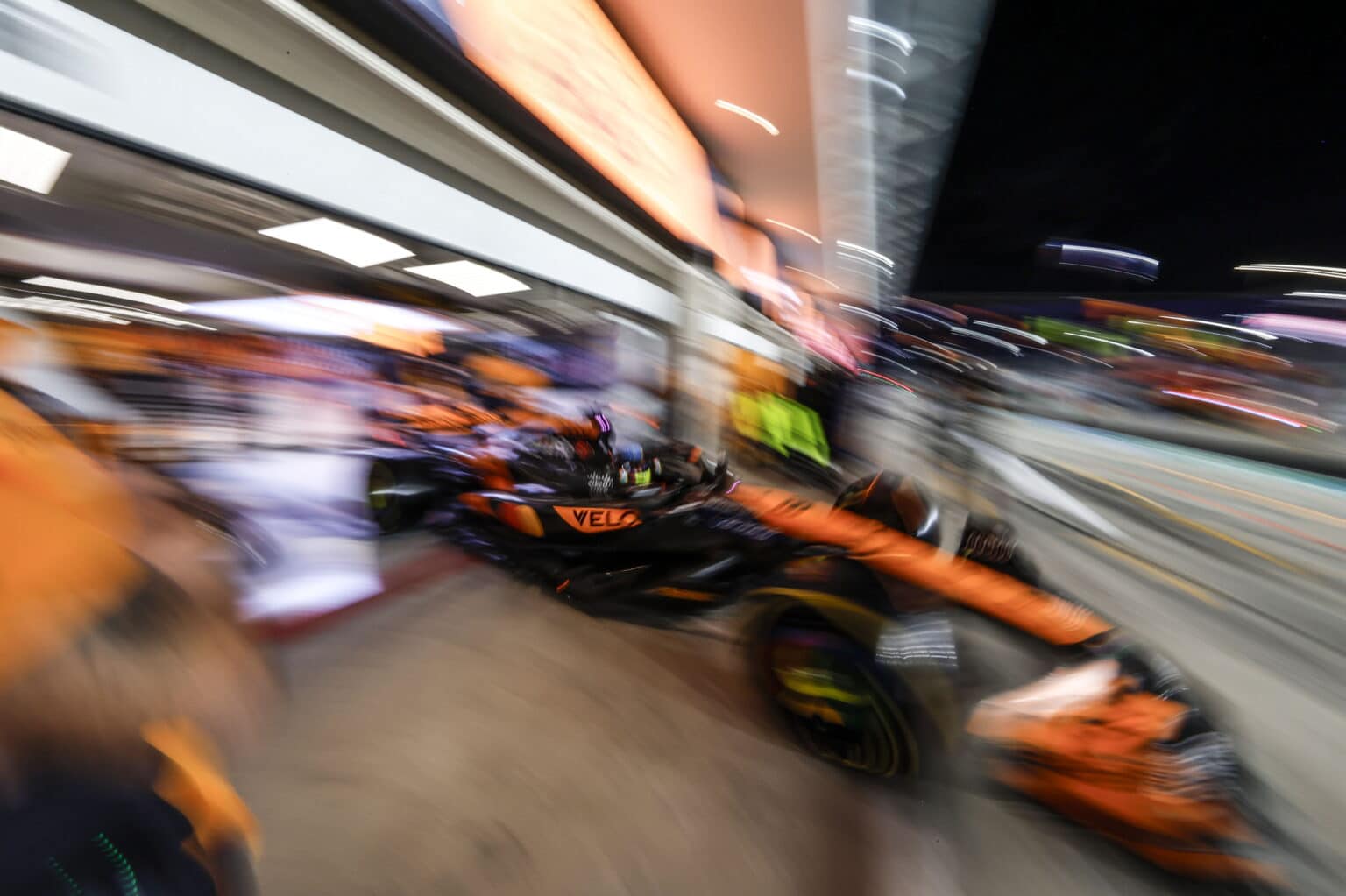 Oscar Piastri, McLaren MCL38, leaves the garage