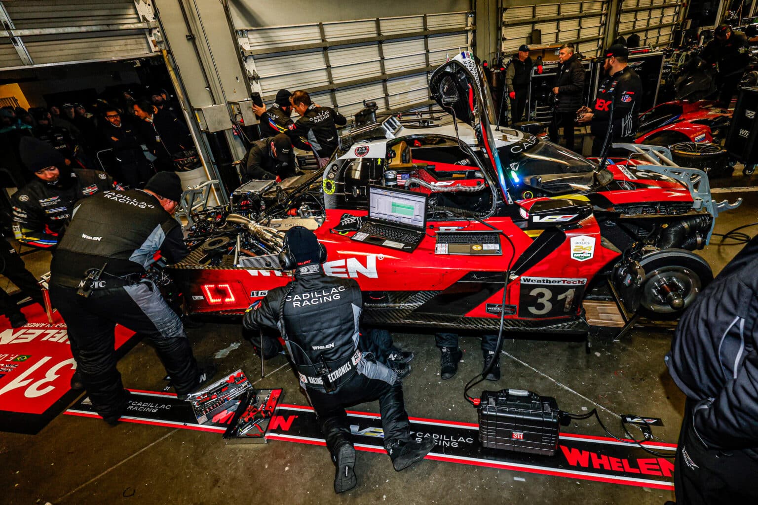 #31: Cadillac Whelen, Cadillac V-Series.R, GTP: Jack Aitken, Earl Bamber, Frederik Vesti, Felipe Drugovich, Garage, Repair. Foto: IMSA/Brandon Badraoui