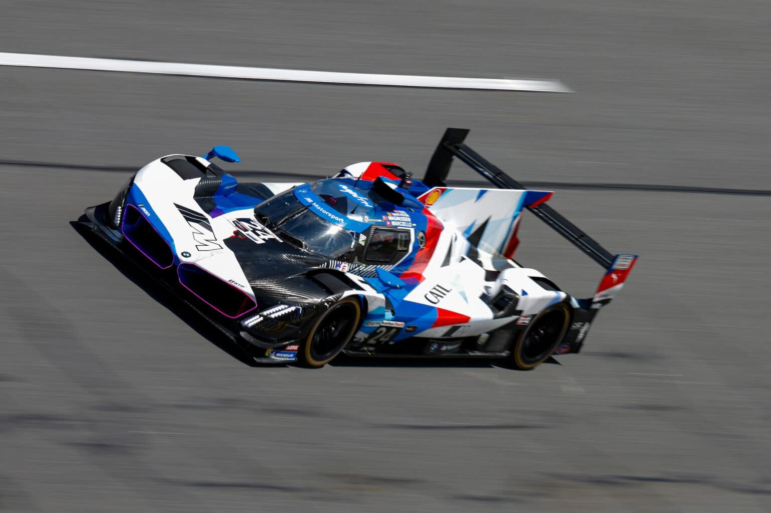#24: BMW M Team RLL, BMW M Hybrid V8, GTP: Philipp Eng, Dries Vanthoor, Kevin Magnussen, Raffaele Marciello. Foto: IMSA/Jake Galstad