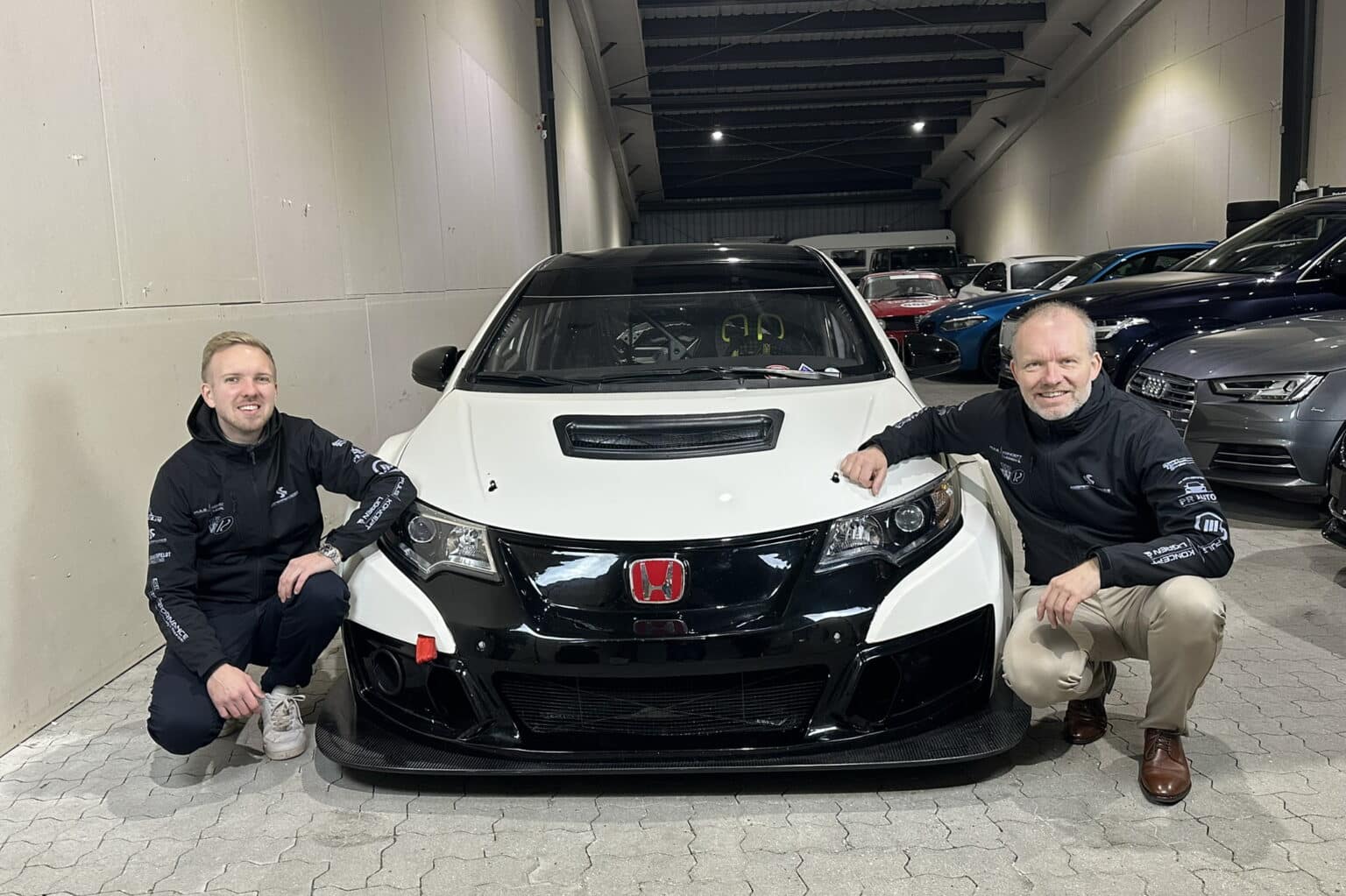 Mikkel-t.v.-og-Tim-Soendergaard-deltager-i-denne-Honda-Civic-TCR-i-aarets-Danish-Endurance-Championship-foto-Sim-Performance-Motorsport.jpg