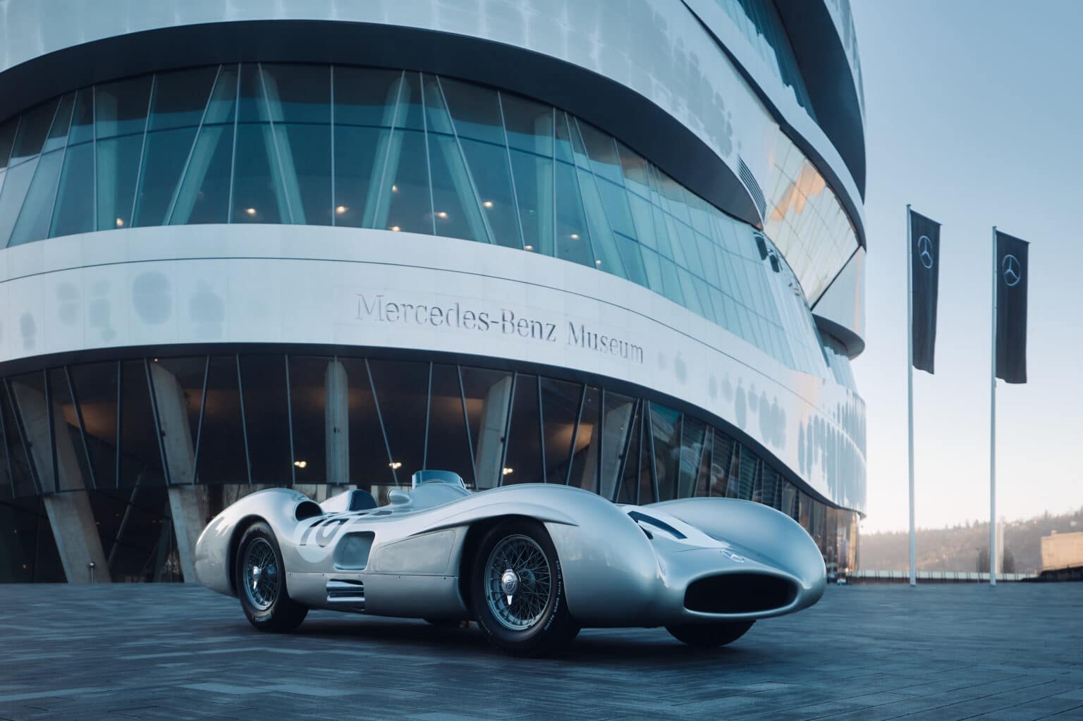 Mercedes-Benz W 196 R Grand-Prix-Rennwagen mit der Fahrgestellnummer 9. Auktion von RM Sotheby’s des Fahrzeugs aus dem Indianapolis Motor Speedway Museum am 1. Februar 2025 im Mercedes-Benz Museum. Einbringung des Silberpfeils in das Museum. Foto: Maximilian Balazs. (Fotosignatur der Mercedes-Benz Classic Archive: D849907) 

Mercedes-Benz W 196 R Grand Prix racing car with chassis number 9. RM Sotheby's auction of the vehicle from the Indianapolis Motor Speedway Museum on 1 February 2025 at the Mercedes-Benz Museum. Transfer of the Silver Arrow into the museum. Photo: Maximilian Balazs (Photo signature of the Mercedes-Benz Classic Archives: D849907). Foto: Mercedes-Benz AG