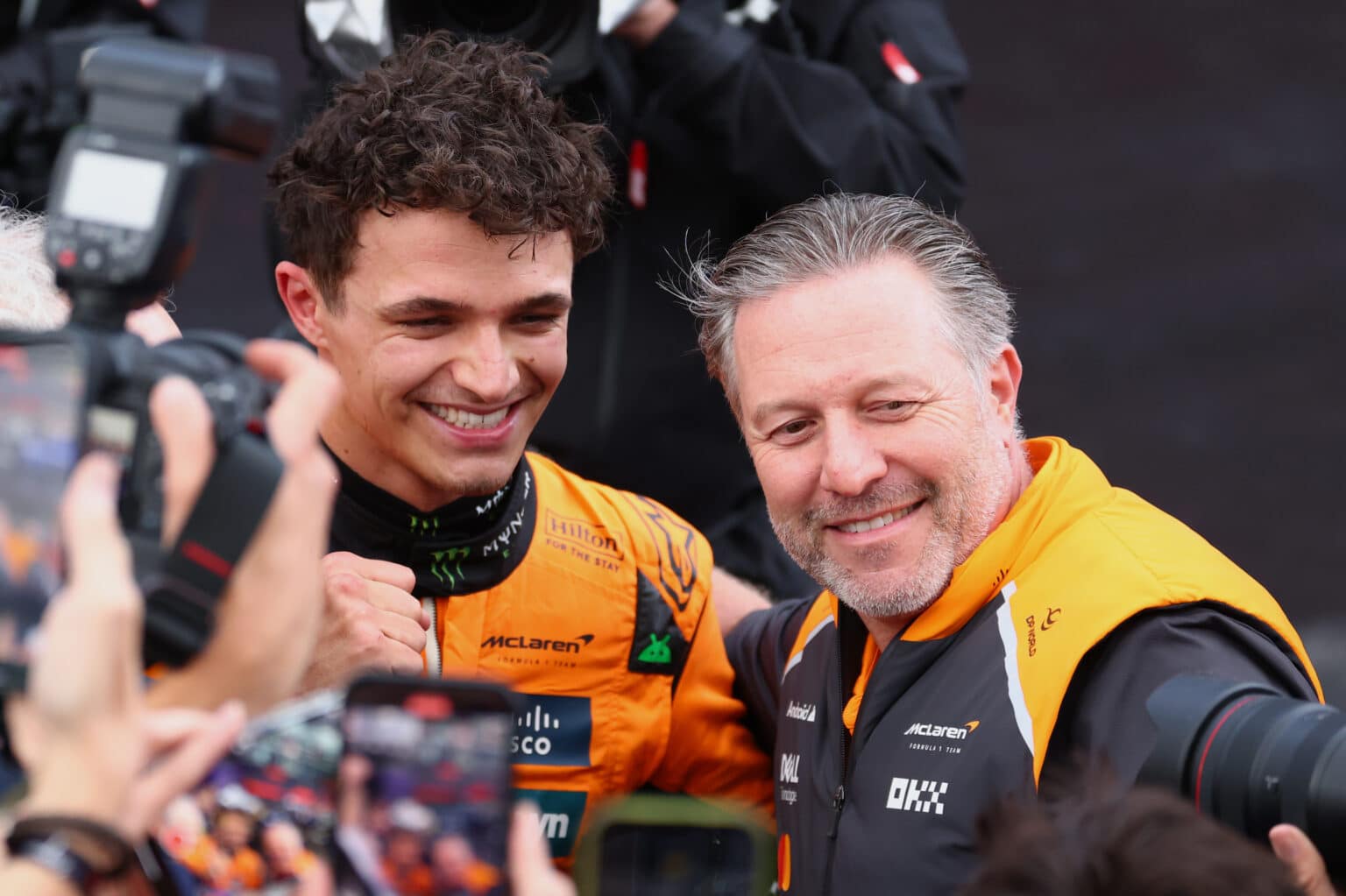 MELBOURNE, AUSTRALIA - MARCH 16: Race winner Lando Norris of Great Britain and McLaren and Zak Brown, Chief Executive Officer of McLaren celebrate in parc ferme during the F1 Grand Prix of Australia at Albert Park Grand Prix Circuit on March 16, 2025 in Melbourne, Australia. (Photo by Clive Rose/Getty Images). Foto: McLaren Racing Media