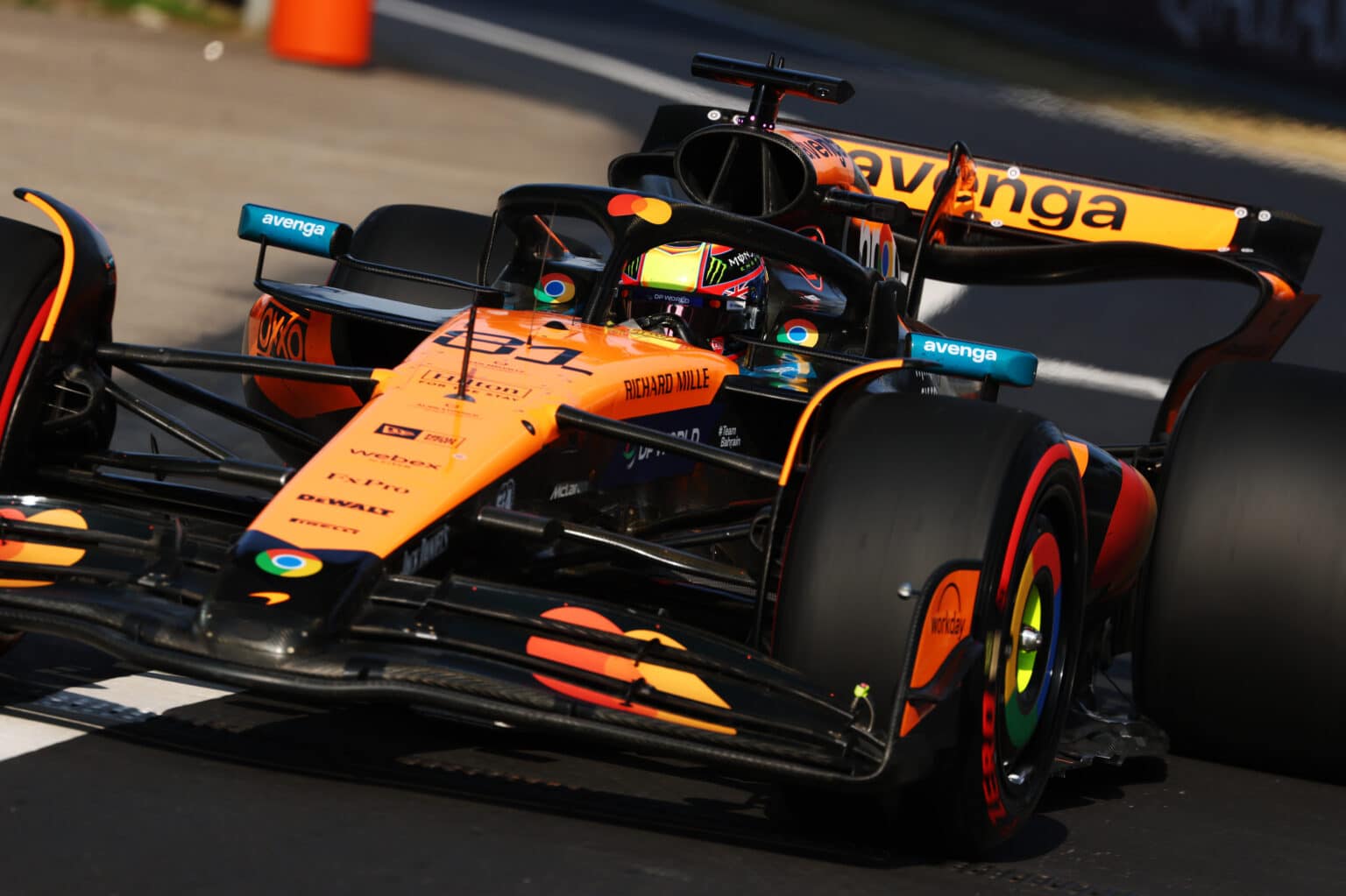 SHANGHAI, CHINA - MARCH 22: Oscar Piastri of Australia driving the (81) McLaren MCL39 Mercedes in the Pitlane during qualifying ahead of the F1 Grand Prix of China at Shanghai International Circuit on March 22, 2025 in Shanghai, China. (Photo by Sam Bloxham/LAT Images) Foto: McLaren Racing Media