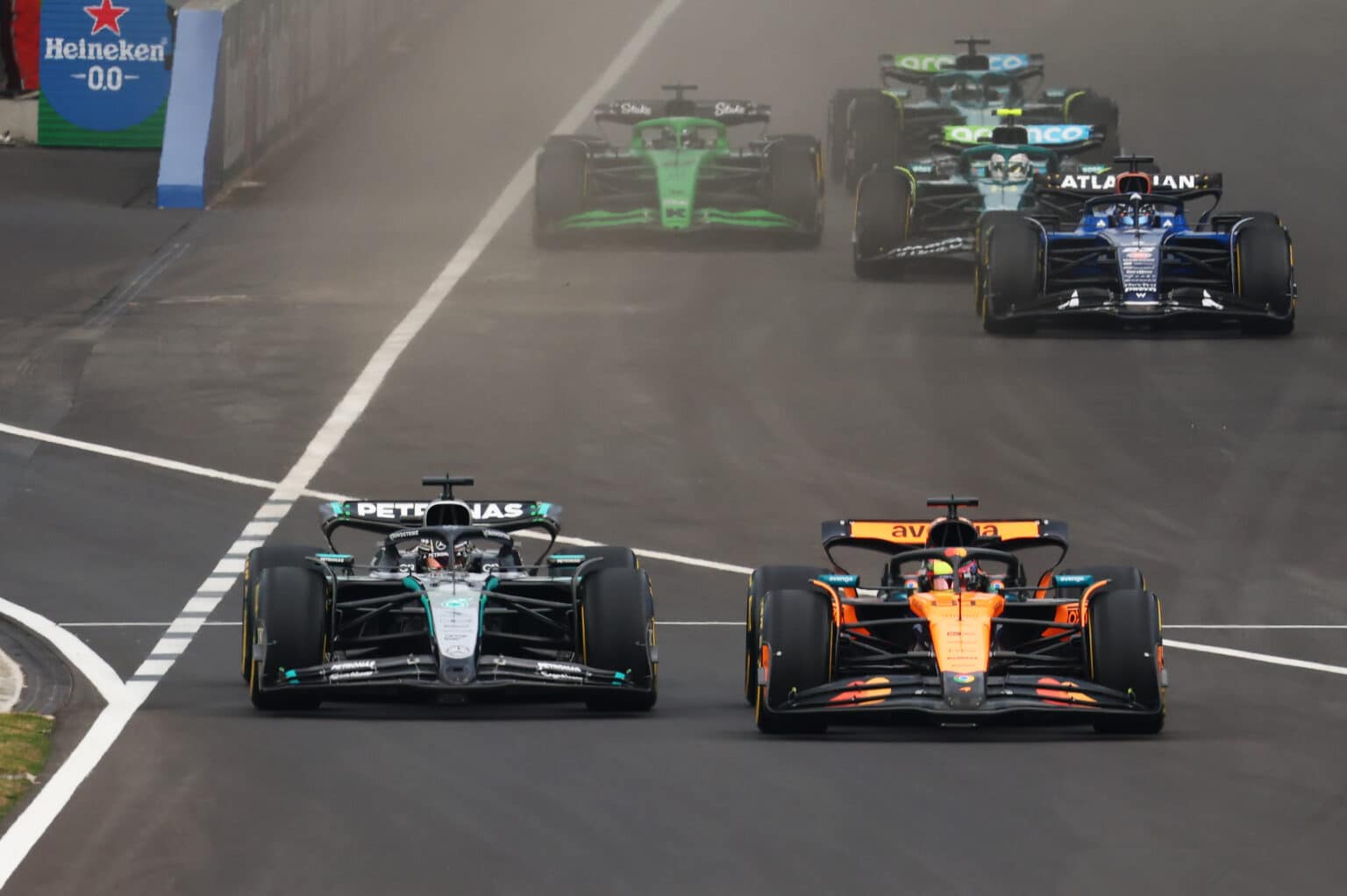 SHANGHAI, CHINA - MARCH 23: Oscar Piastri of Australia driving the (81) McLaren MCL39 Mercedes and George Russell of Great Britain driving the (63) Mercedes AMG Petronas F1 Team W16 battle for track position during the F1 Grand Prix of China at Shanghai International Circuit on March 23, 2025 in Shanghai, China. (Photo by Clive Rose/Getty Images) Foto: McLaren Racing Media