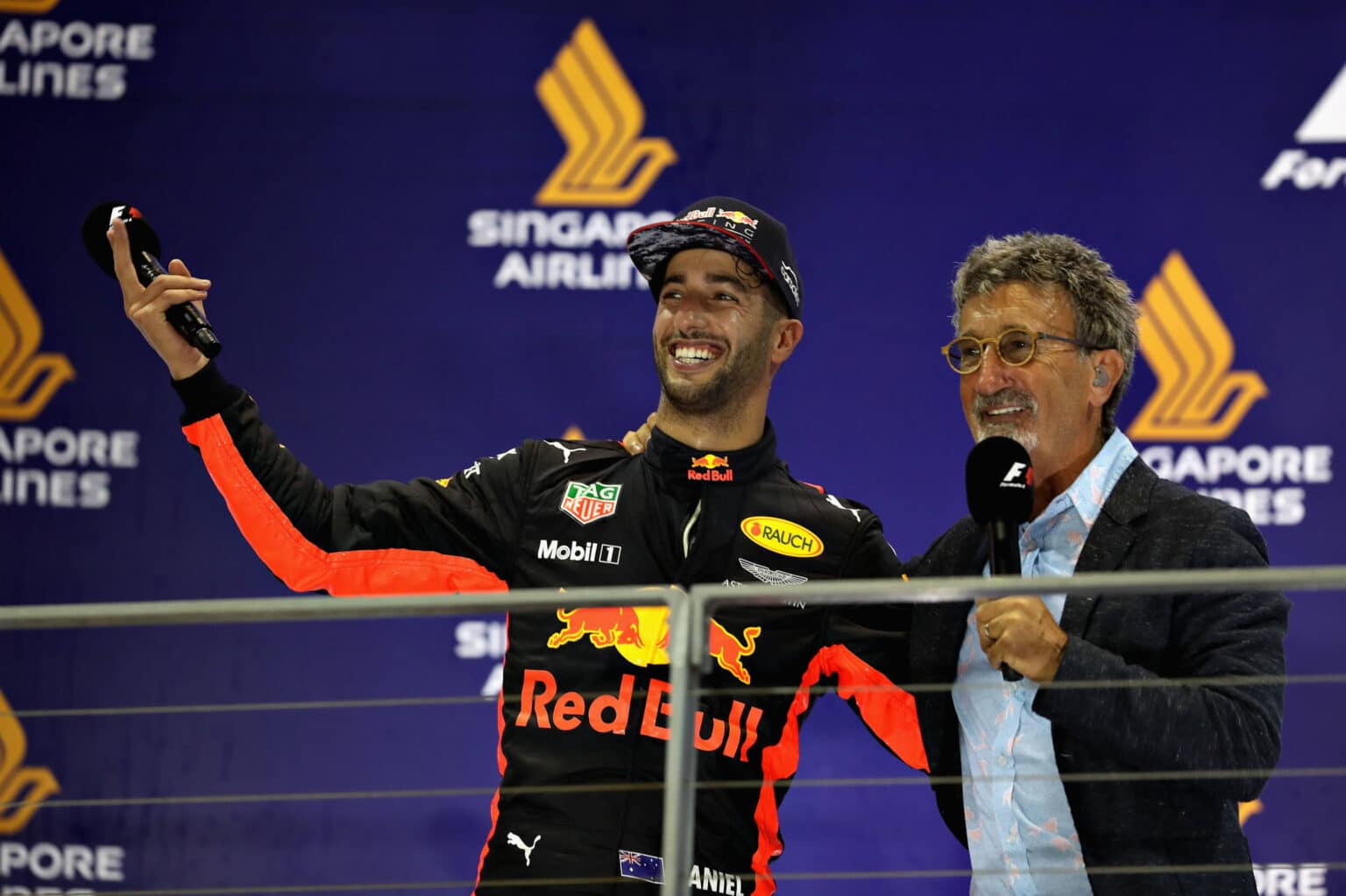 SINGAPORE - SEPTEMBER 17:  Second place finisher Daniel Ricciardo of Australia and Red Bull Racing with Eddie Jordan on the podium during the Formula One Grand Prix of Singapore at Marina Bay Street Circuit on September 17, 2017 in Singapore.  (Photo by Mark Thompson/Getty Images) // Getty Images / Red Bull Content Pool // SI201709170493 // Usage for editorial use only //