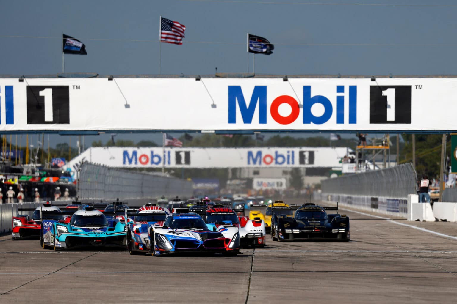 #24: BMW M Team RLL, BMW M Hybrid V8, GTP: Philipp Eng, Dries Vanthoor, Kevin Magnussen leads at the start
