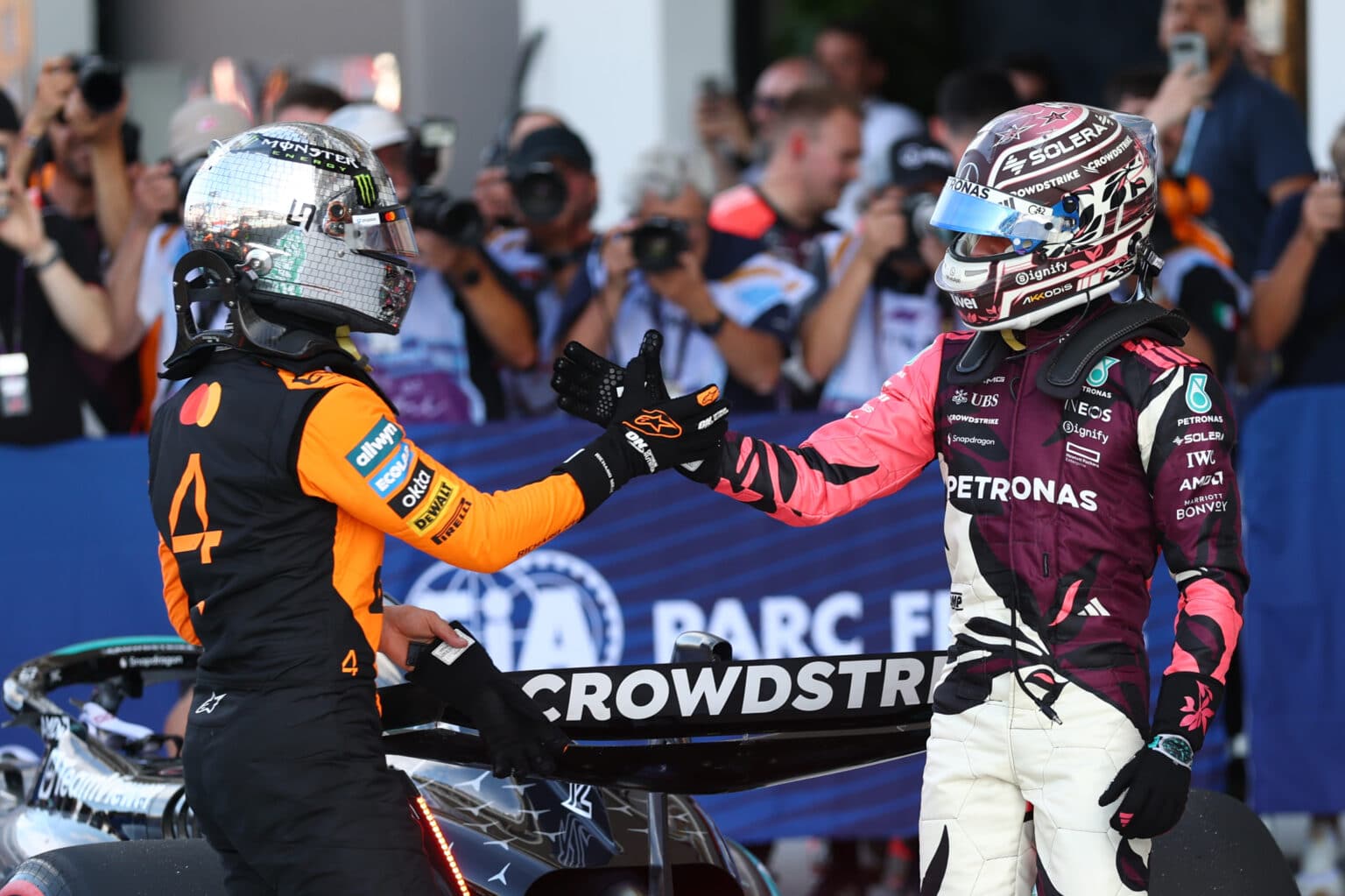 MIAMI, FLORIDA - MAY 02: Sprint 3rd qualifier Lando Norris of Great Britain and McLaren and Sprint Pole qualifier Andrea Kimi Antonelli of Italy and Mercedes AMG Petronas F1 Team celebrate in parc ferme during Sprint qualifying ahead of the F1 Grand Prix of Miami at Miami International Autodrome on May 02, 2025 in Miami, Florida. (Photo by Zak Mauger/LAT Images) Foto: McLaren Racing Media