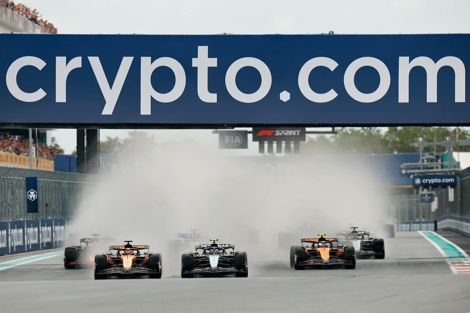 MIAMI, FLORIDA - MAY 03: Andrea Kimi Antonelli of Italy driving the (12) Mercedes AMG Petronas F1 Team W16 leads Oscar Piastri of Australia driving the (81) McLaren MCL39 Mercedes Lando Norris of Great Britain driving the (4) McLaren MCL39 Mercedes and the rest of the field at the start during the Sprint ahead of the F1 Grand Prix of Miami at Miami International Autodrome on May 03, 2025 in Miami, Florida. (Photo by Hector Vivas/Getty Images)