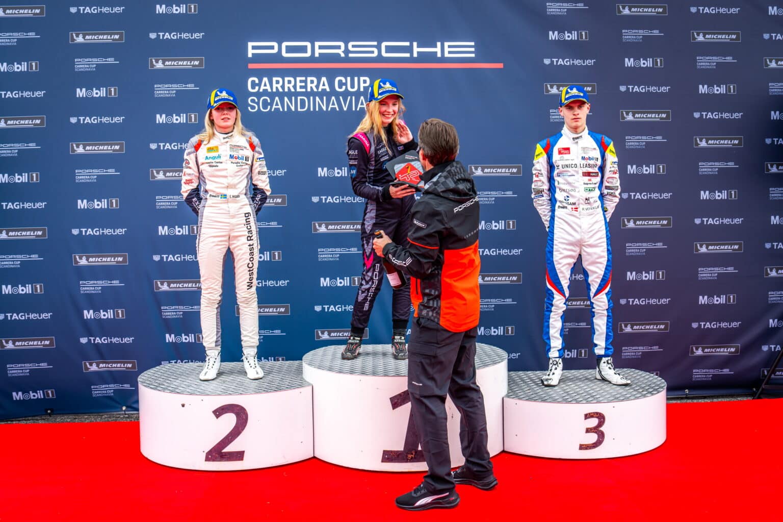 I-blot-sit-andet-Porsche-loeb-stod-Laerke-Roenn-oeverst-paa-podiet-foto-A1-Work.jpg