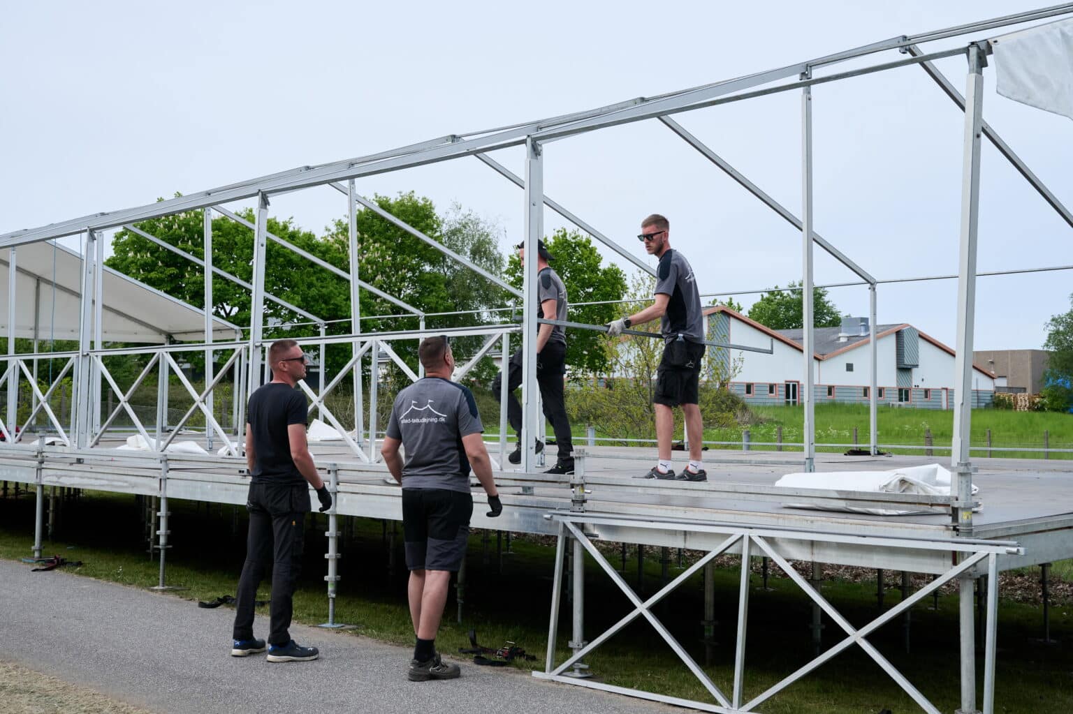 Telte-til-Classic-Race-Viborgs-gaester-er-ved-at-foto-Classic-Race-Viborg-Medieteam.jpg