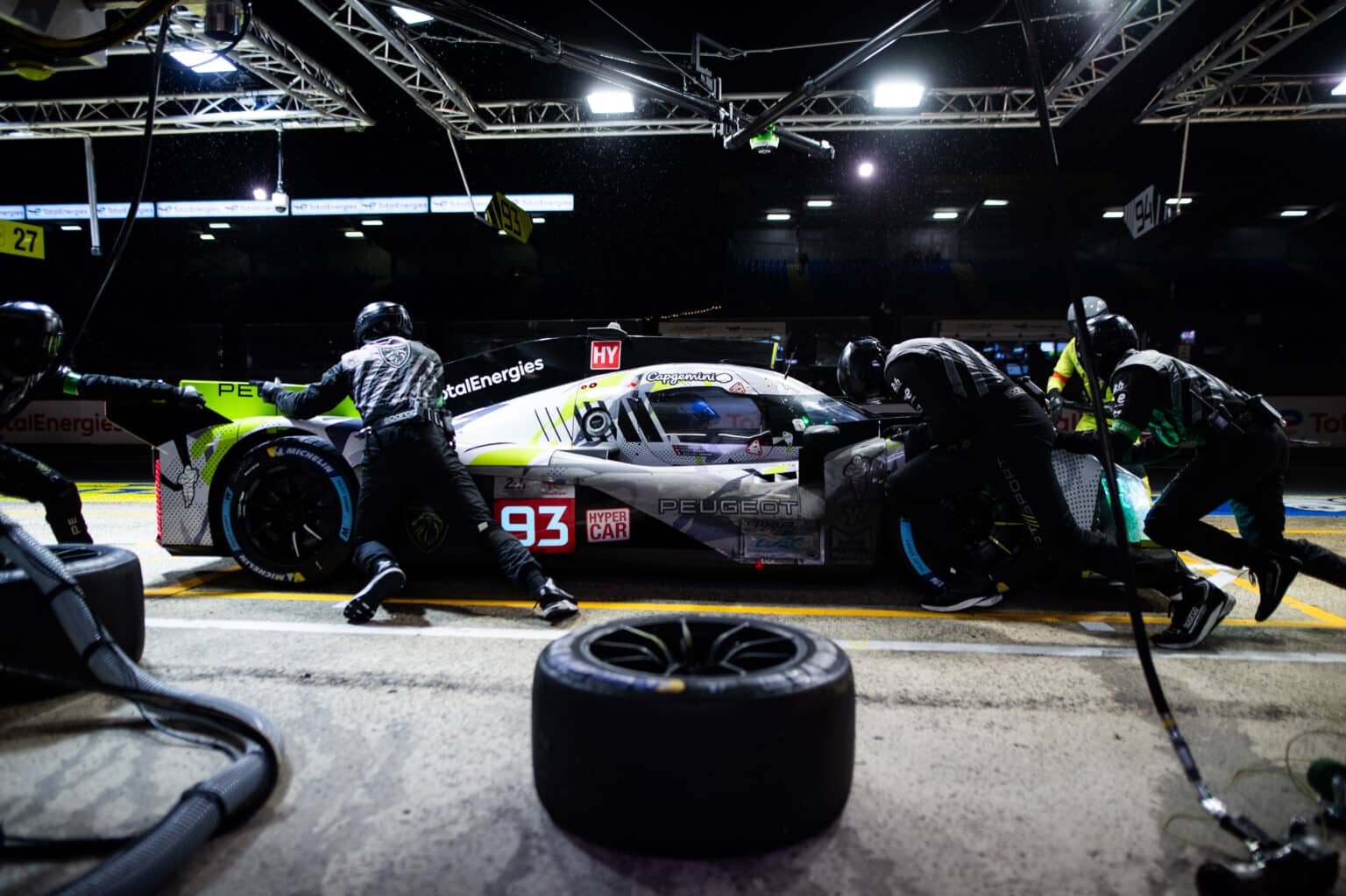 93 VERGNE Jean-Eric (fra), JENSEN Mikkel (dnk), MULLER Nico (swi), Peugeot TotalEnergies, Peugeot 9x8 #93, Hypercar, FIA WEC, pitlane, mecaniciens, mechanics during the 2024 24 Hours of Le Mans, 4th round of the 2024 FIA World Endurance Championship, on the Circuit des 24 Heures du Mans, from June 15 to 16, 2024 in Le Mans, France - Photo Joao Filipe / DPPI