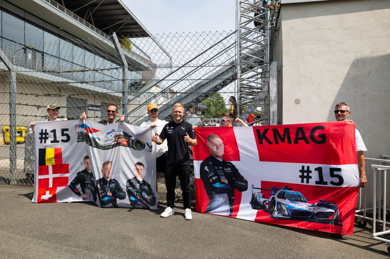 MAGNUSSEN Kevin (den), BMW M Team WRT, BMW M Hybrid V8, #15, Hypercar, portrait with spectators, fans  during the 24 Hours of Le Mans 2025, 4th round of the 2025 FIA World Endurance Championship, on June 10, 2025 on the Circuit des 24 Heures du Mans in Le Mans, France - Photo Javier Jimenez / DPPI