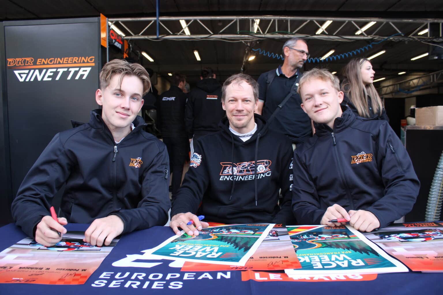 I-pitlane-paa-Spa-Francorchamps-skrev-Mikkel-Gaarde-Pedersen-autografer-sammen-med-Antti-Rammo-og-Wyatt-Brichacek-foto-JJ-Media.JPG