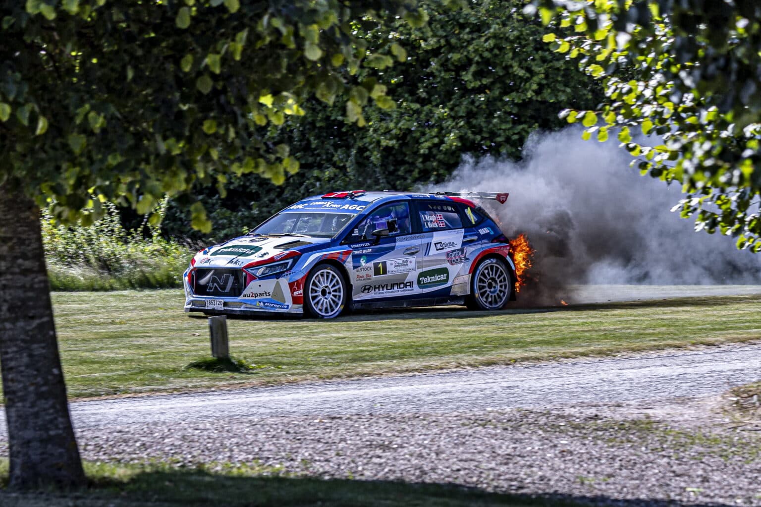 Med-flammer-fra-Hyundaien-stoppede-loebet-foer-tid-foto-Mark-Lundemann-Nielsen.jpg