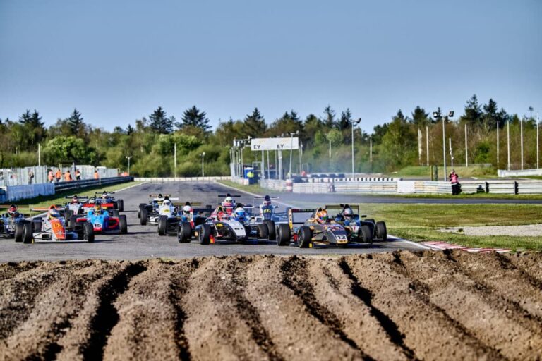 Nordic 4 til Åbningsløb på Padborg Park, Sunday den 27. April 2025

Foto: Jesper Larsen - adwerk.dk

NIKON Z 8 + NIKKOR Z 180-600mm f/5.6-6.3 VR
Iso 250 - f5.6 - 1/1/1250 - 240 mm