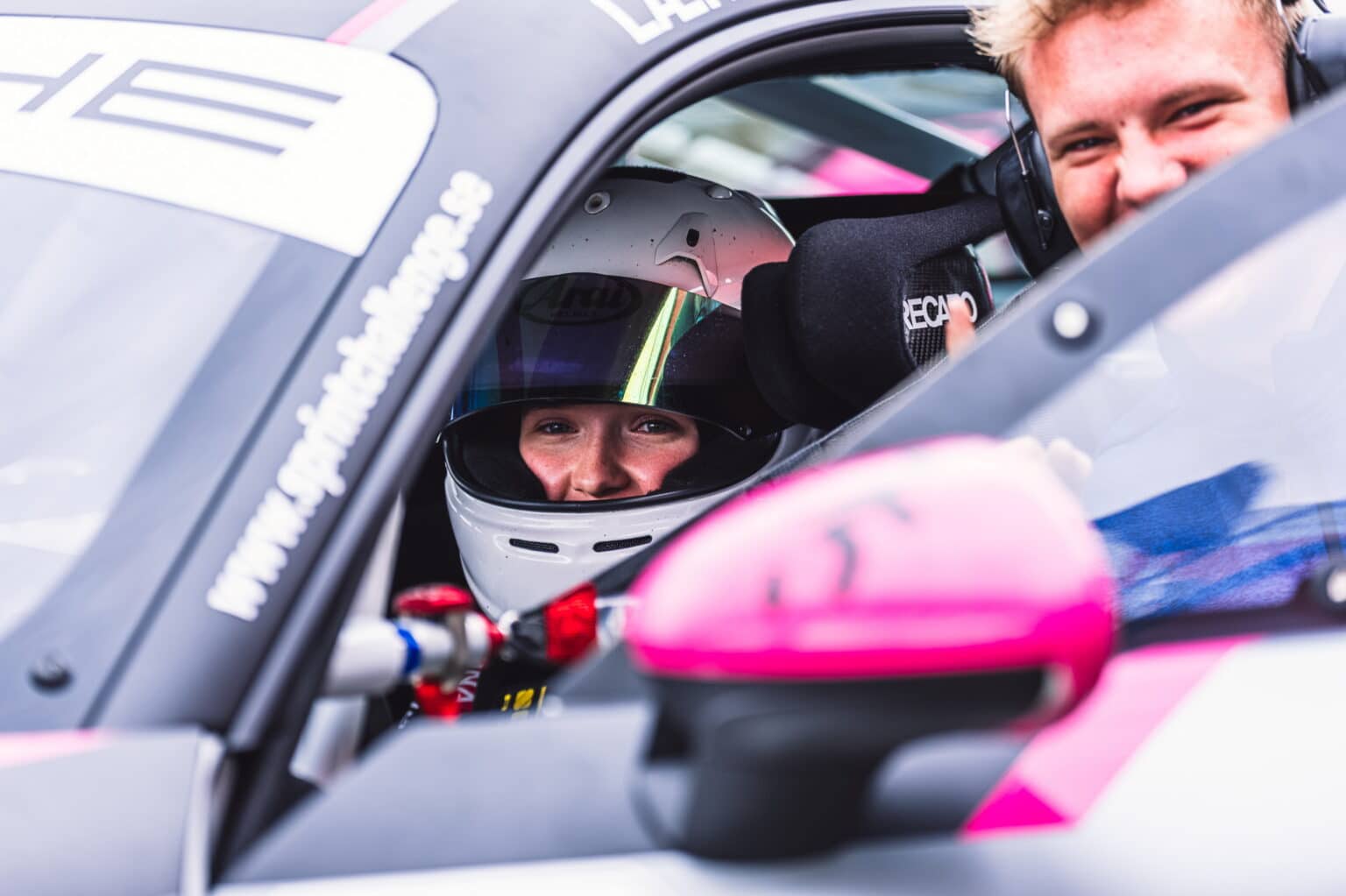 Laerke-Roenn-holder-fast-paa-foeringen-i-Porsche-Sprint-Challenge-Scandinavia-foto-A1-Work.jpg