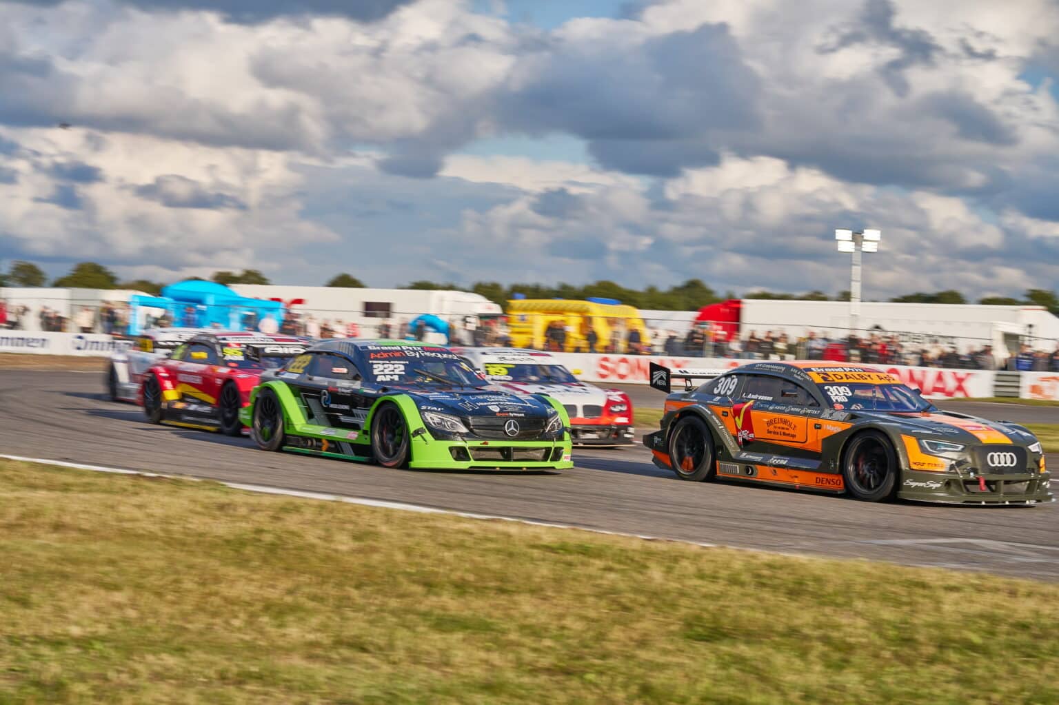 Der-bliver-kamp-til-stregen-i-finalen-i-Super-GT-paa-Padborg-Park-foto-Stumpphoto.jpg