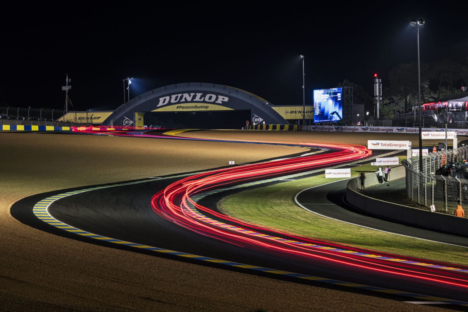 Ambiance, atmosphere, dunlop bridge, during the Free Practice 4 of the 2024 24 Hours of Le Mans, 4th round of the 2024 FIA World Endurance Championship, on the Circuit des 24 Heures du Mans, on June 13, 2024 in Le Mans, France - Photo Charly Lopez / DPPI
