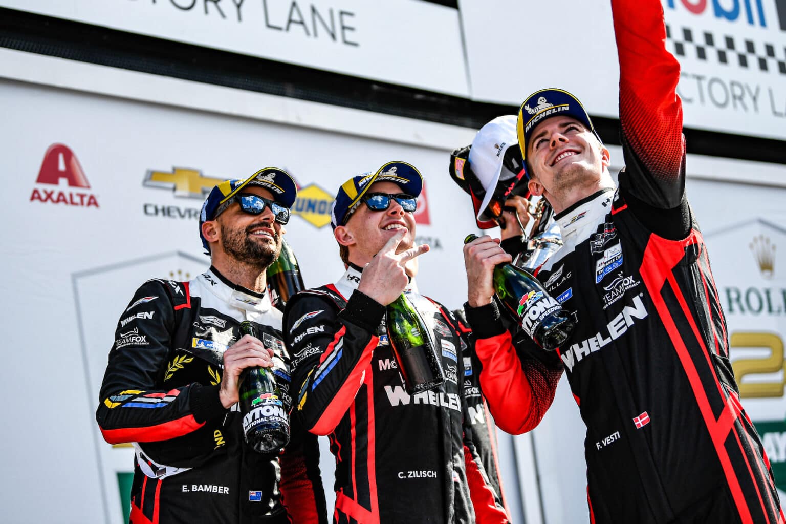 GTP Podium, #31: Cadillac Whelen, Cadillac V-Series.R, GTP: Jack Aitken, Earl Bamber, Frederik Vesti, Connor Zilisch. Foto: IMSA/Brandon Badraoui