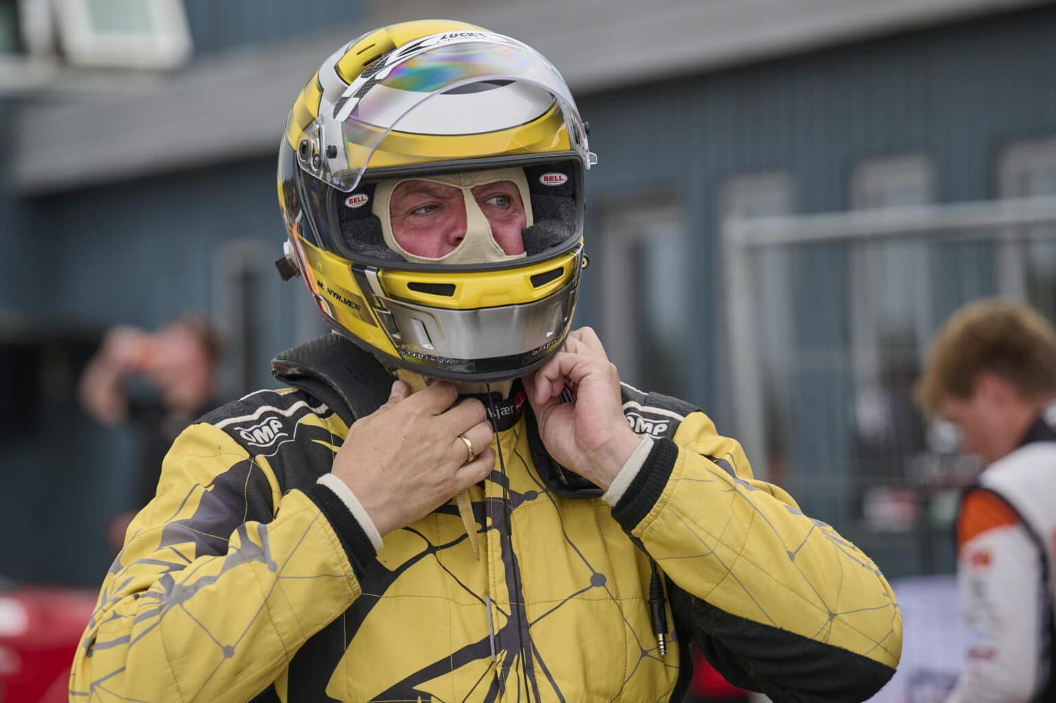 Michel-Nykjaer-spaender-hjelmen-og-er-klar-til-at-starte-for-Birk-Motorsport-foto-Stumpphoto.jpg