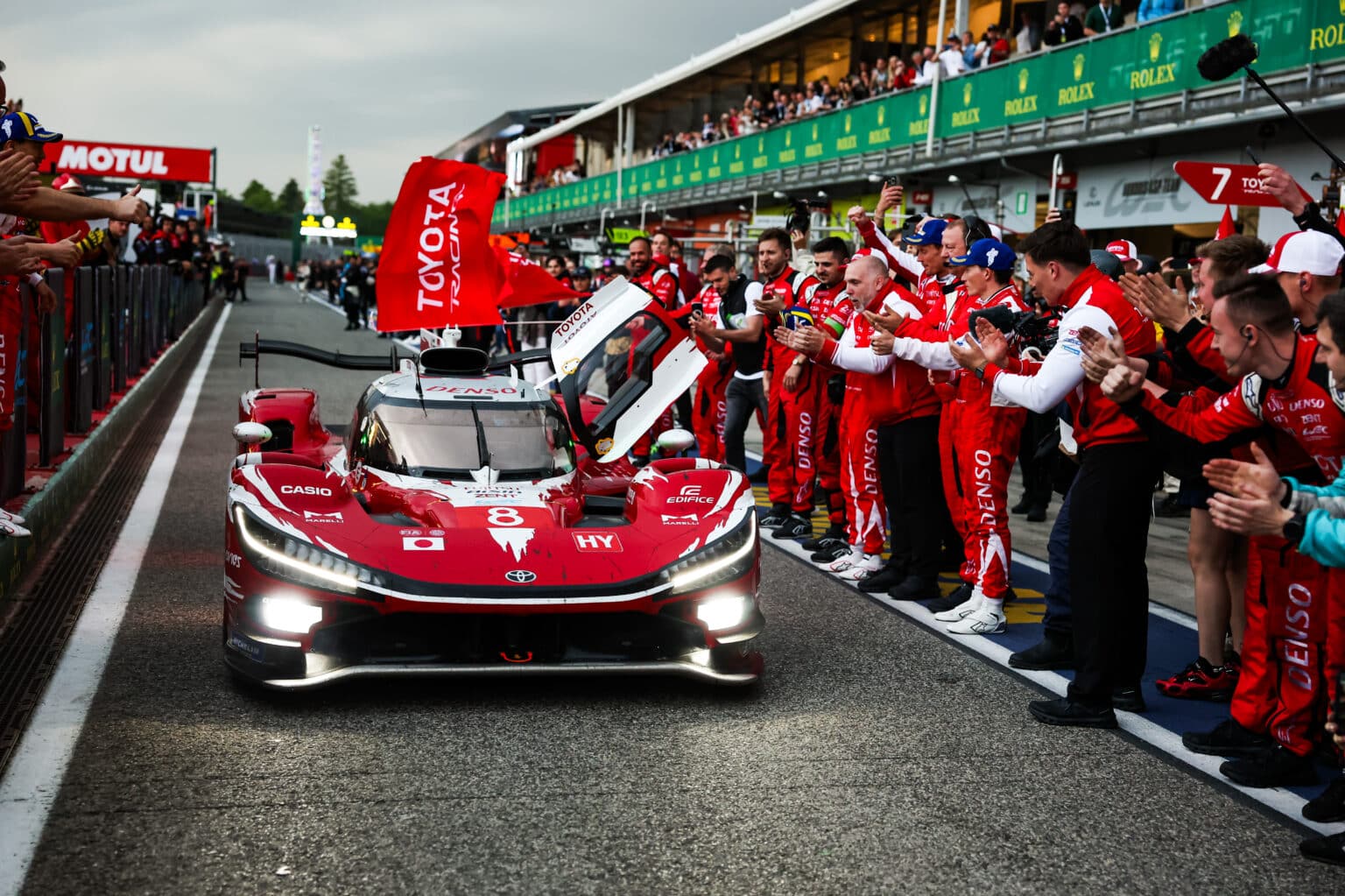 08 BUEMI Sébastien (swi), HARTLEY Brendon (nzl), HIRAKAWA Ryo (jpn), Toyota Racing, Toyota TR010 Hybrid #08, Hypercar, celebrating victory with the mechanic, mecanics in the pitlane during the 6 Hours of Imola 2026, 1st round of 2026 FIA World Endurance Championship, from April 16 to 19, 2026 on the Autodromo Enzo e Dino Ferrari in Imola, Italy - Photo Florent Gooden / DPPI