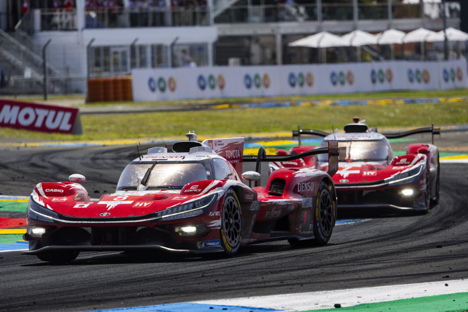 08 BUEMI Sébastien (swi), HARTLEY Brendon (nzl), HIRAKAWA Ryo (jpn), Toyota Racing, Toyota TR010 Hybrid #08, Hypercar, action in front of 07 CONWAY Mike (gbr), KOBAYASHI Kamui (jpn), DE VRIES Nyck (nld), Toyota Racing, Toyota TR010 Hybrid #07, Hypercar, action during the 24 Hours of Le Mans 2026, 3rd round of the 2026 FIA World Endurance Championship, on June 13, 2026 on the Circuit des 24 Heures du Mans in Le Mans, France - Photo Julien Delfosse / DPPI