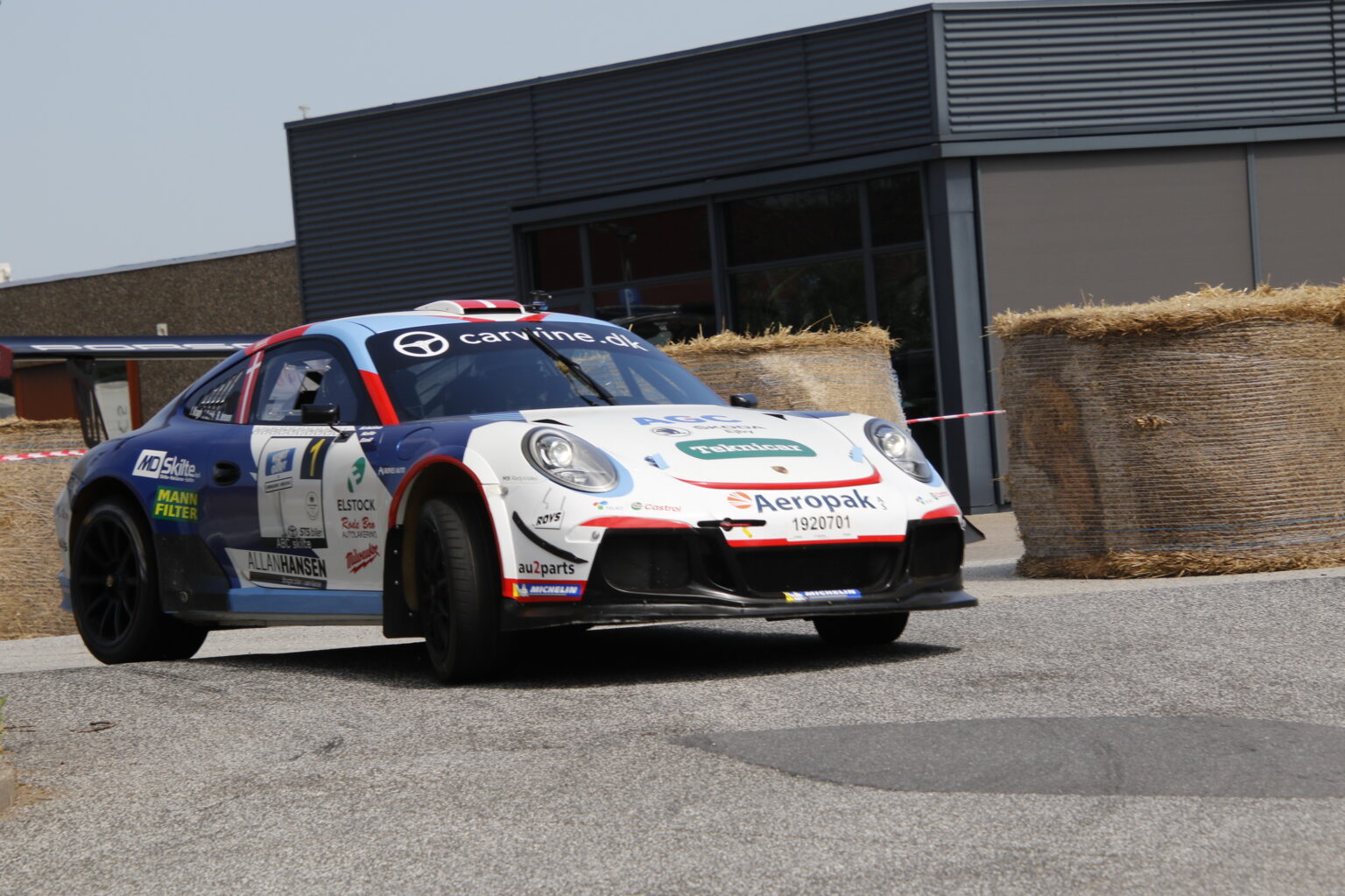 For-foerste-gang-skal-Ib-Kragh-proeve-Porschen-af-i-Juelsmindes-gader-foto-Allan-Christiansen.JPG