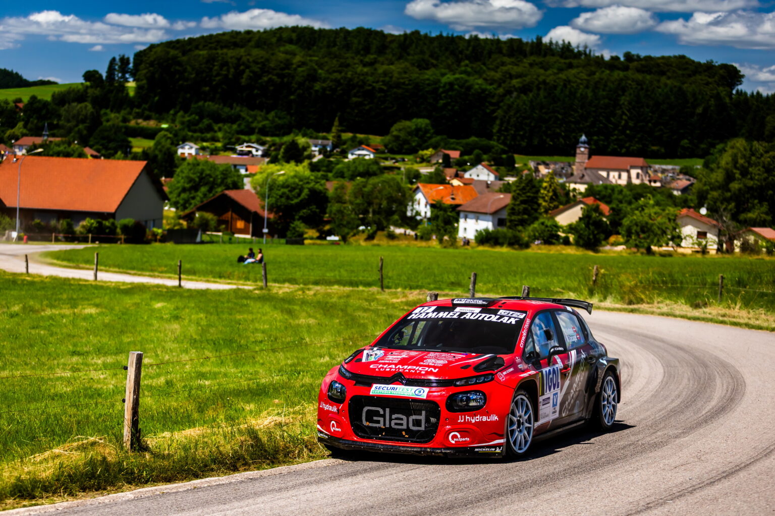 Kenneth-Madsen-og-Mads-Dalsager-har-hidtil-koert-rallyer-i-udlandet-i-aar-foto-Bastien-Roux-Photographie.jpg